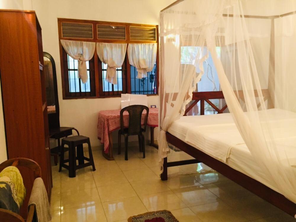 Ameesha Guesthouse أونا واتونا الغرفة الصورة